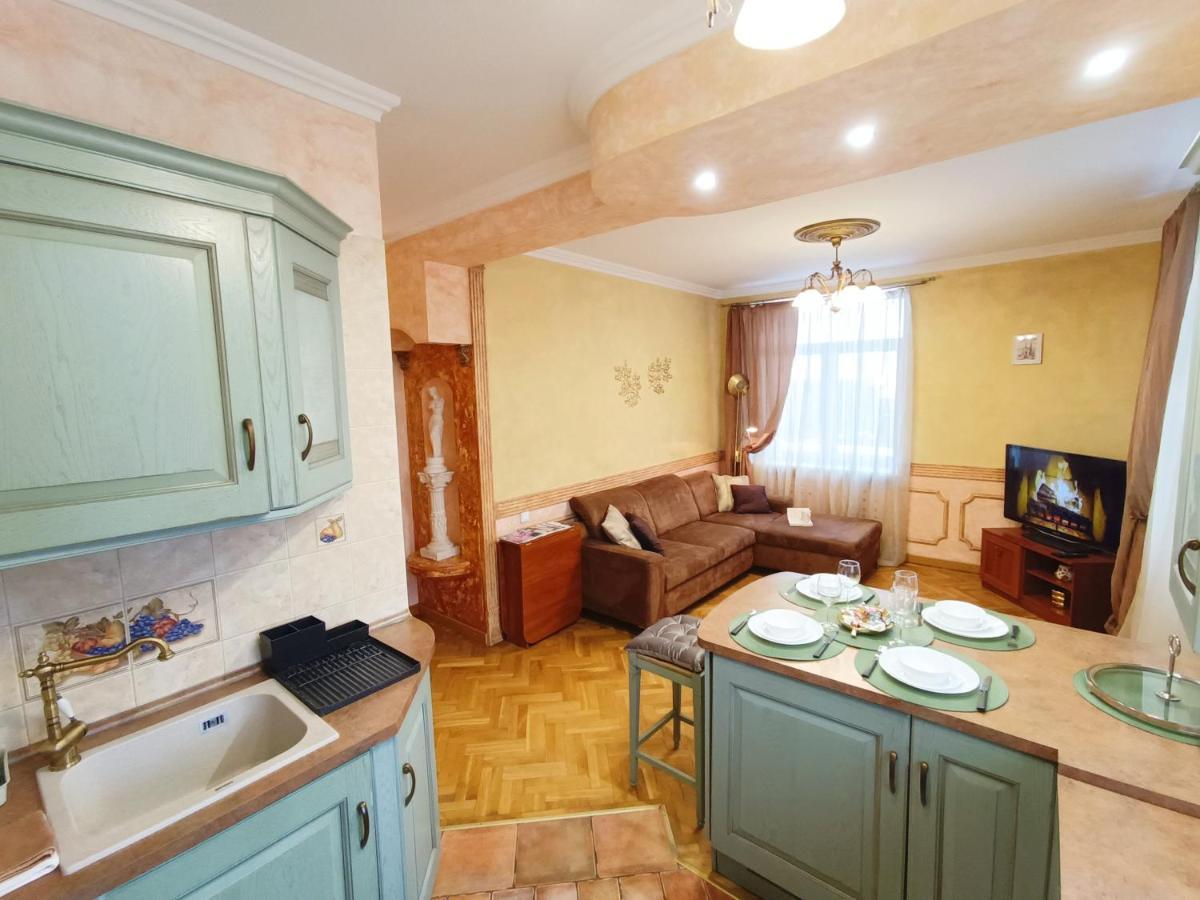 Old Town Retreat With Stunning Views 2 Bedroom Apartment Nearby The Church Of Saint Peter Riga Dış mekan fotoğraf